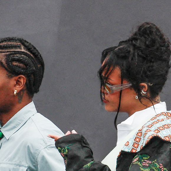 Parmi les nombreux invités prestigieux de l'événement, on note également les présence de Rihanna et Asap Rocky.

Asap Rocky et sa compagne Rihanna, enceinte de son troisième enfant - Arrivées au défilé DIOR de la mode homme Printemps/Été 2026 dans le cadre de la Fashion Week de Paris à l'Hôtel National des Invalides, Place Vauban, à Paris, France, le 27 juin 2025. © Christophe Clovis/Bestimage