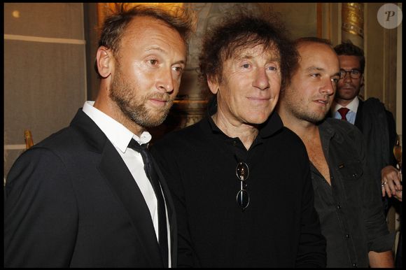 Ce vendredi 14 novembre, Alain Souchon et son fils, Pierre Souchon, étaient les invités d'honneur de Marc-Olivier Fogiel.

Alain Souchon et ses fils Ours et Pierre, le 21 septembre 2011.

Photo : Agence / Bestimage