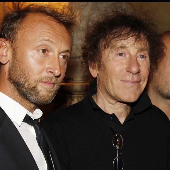 Ce vendredi 14 novembre, Alain Souchon et son fils, Pierre Souchon, étaient les invités d'honneur de Marc-Olivier Fogiel.

Alain Souchon et ses fils Ours et Pierre, le 21 septembre 2011.

Photo : Agence / Bestimage