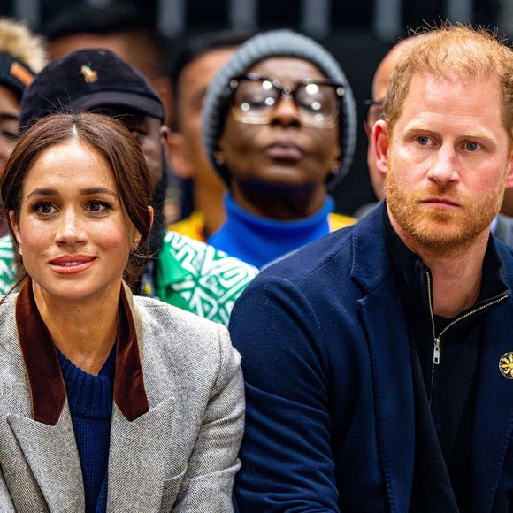 Le prince Harry, duc de Sussex et Meghan Markle, duchesse de Sussex, assistent à un match de basketball en fauteuil lors des "Invictus Games Vancouver Whistler 2025" à Vancouver, le 9 février 2025. Backgrid USA / Bestimage