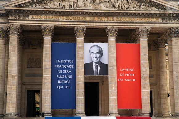Les derniers préparatifs sont en cours avant l'entrée au Panthéon de Robert Badinter, jeudi 9 octobre, à l'occasion du 44e anniversaire de l'abolition de la peine de mort, qu'il a contribué à inscrire dans le droit français en tant que ministre de la Justice.
Un hommage sera rendu à l'ancien ministre, décédé en février 2024, lors d'une cérémonie solennelle présidée par Emmanuel Macron. Photo by Denis Prezat/ABACAPRESS.COM