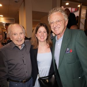 Popeck, Nelson Monfort et sa fille Isaure - Anniversaire surprise de Popeck à l'occasion de ses 90 ans sur la scène du théâtre de Passy à Paris le 18 mai 2025. © Coadic Guirec/Bestimage
