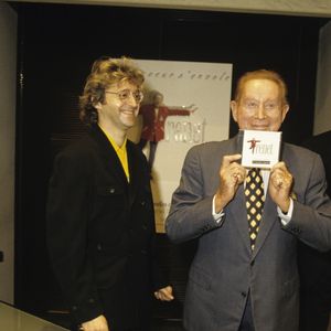 ArchivesEn France, à Paris, Charles Trenet dans les locaux d'Europe1, entouré par son producteur Gilbert Rozon et Patrice Blanc-Francard en novembre 1992. Jean Lenoir via Bestimage