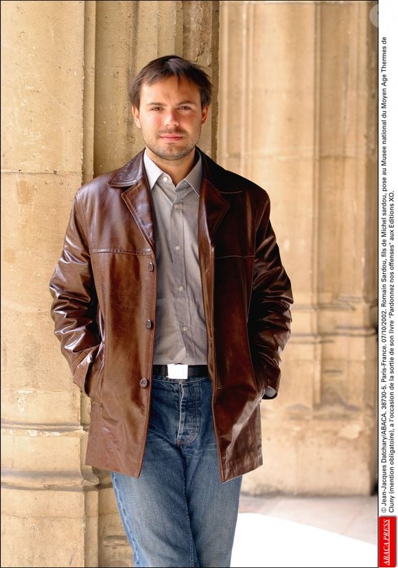 Romain Sardou, fils de Michel sardou, pose au Musée national du Moyen Age Thermes de Cluny, à l'occasion de la sortie de son livre Pardonnez nos offenses aux Editions XO, le 07/10/2002. Crédit Jean-Jacques Datchary/Abaca