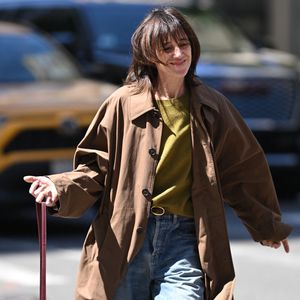 Exclusif - Charlotte Gainsbourg dans la rue à New York quelques heures avant d'apparaître au Met Gala 2026 en robe Saint Laurent le 4 mai 2026.

Photo : Pierre Perusseau / Bestimage