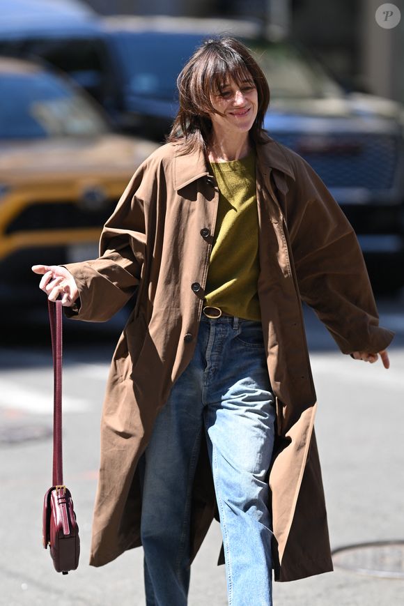 Exclusif - Charlotte Gainsbourg dans la rue à New York quelques heures avant d'apparaître au Met Gala 2026 en robe Saint Laurent le 4 mai 2026.

Photo : Pierre Perusseau / Bestimage
