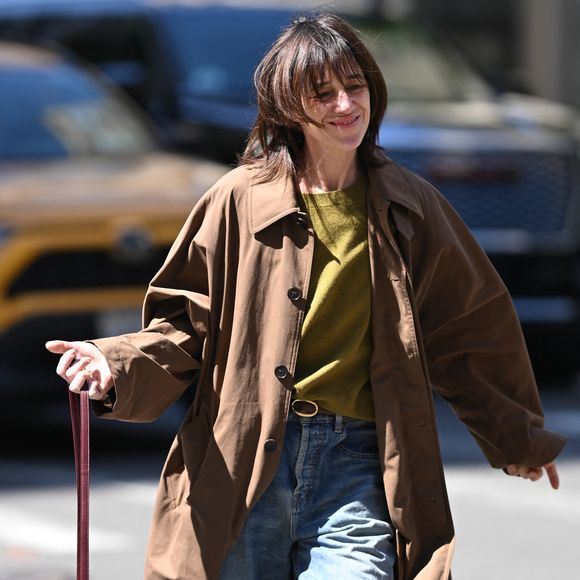 Exclusif - Charlotte Gainsbourg dans la rue à New York quelques heures avant d'apparaître au Met Gala 2026 en robe Saint Laurent le 4 mai 2026.

Photo : Pierre Perusseau / Bestimage