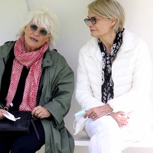 Catherine Lara et sa compagne Samantha - Match de football entre le Variétés Club de France et l'équipe du Centre Hospitalier Poissy / Saint-Germain-en-Laye au profit de la fondation Hôpitaux de Paris - Hôpitaux de France présidée par B.Macron. au stade Léo-Lagrange de Poissy, le 6 septembre 2020. Le coup d'envoi a été donné par C.Lara et H.Ben Arfa. © Dominique Jacovides/Bestimage
