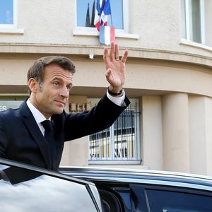 L'animateur reproche à Emmanuel Macron le changement de vitraux dans Notre-Dame de Paris

Le président de la République française, Emmanuel Macron visite le petit théâtre de Guéret et échange avec les élus et acteurs locaux de la culture, à Guéret, Creuse, France, le 16 septembre 2022. A cette occasion, le couple présidentiel a assisté à un extrait de MacBeth, aux côtés de la ministre de la Culture R.Abdul-Malak. Monsieur Bern a souligné la "richesse patrimoniale" de ce théâtre. © Stéphane Lemouton/Bestimage