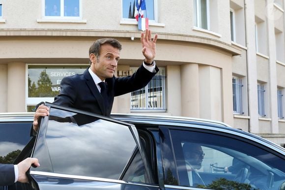 L'animateur reproche à Emmanuel Macron le changement de vitraux dans Notre-Dame de Paris

Le président de la République française, Emmanuel Macron visite le petit théâtre de Guéret et échange avec les élus et acteurs locaux de la culture, à Guéret, Creuse, France, le 16 septembre 2022. A cette occasion, le couple présidentiel a assisté à un extrait de MacBeth, aux côtés de la ministre de la Culture R.Abdul-Malak. Monsieur Bern a souligné la "richesse patrimoniale" de ce théâtre. © Stéphane Lemouton/Bestimage