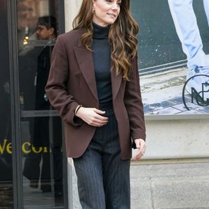 Pourtant, la presse anglaise se faisait l'écho, il y a quelques jours, du souhait de la princesse de Galles que sa garde-robe ne soit plus mise en avant, à chaque fois qu'elle pointe son nez en dehors du château de Windsor.

Catherine Kate Middleton, princesse de Galles, lance un parcours interactif pour soutenir le développement social et émotionnel des enfants de moins de cinq ans, à la National Portrait Gallery à Londres le 4 février 2025. ALPHA AGENCY / BESTIMAGE