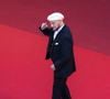 Loin d'être un simple hommage cliché à la culture française, ce choix fashion a une signification touchante. 

John Travolta - Montée des marches du film " Karma " lors du 79ème Festival International du Film de Cannes, le 15 mai 2026. © Camilla Canalini / Bestimage