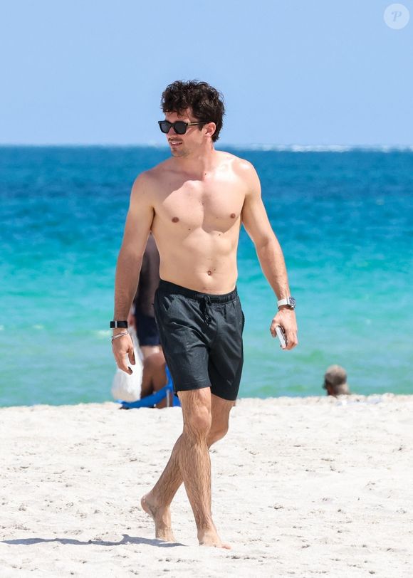 Exclusif - Prix Spécial - No web - Charles Leclerc et sa femme Alexandra Leclerc (Saint Mieux), accompagnés de leur chien, passent la journée à la plage avec des amis à Miami, le 27 avril 2026. Le couple, marié depuis le 28 février 2026, n'a pas manqué de se baigner avec leur compagnon à quatre pattes.
