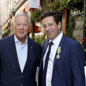 Laurent Gerra reçoit les insignes de Chevalier dans l’ordre du Mérite Agricole des mains de Monsieur Georges Blanc, chef triplement étoilé, au Restaurant Léon de Lyon à Lyon, France, le 3 septembre 2023. © Pascal Fayolle/Bestimage