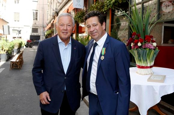 Laurent Gerra reçoit les insignes de Chevalier dans l’ordre du Mérite Agricole des mains de Monsieur Georges Blanc, chef triplement étoilé, au Restaurant Léon de Lyon à Lyon, France, le 3 septembre 2023. © Pascal Fayolle/Bestimage