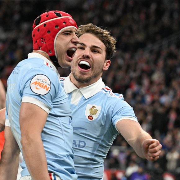 Louis Bielle Biarrey, Antoine Dupont - France vs Angleterre au Stade de France, Saint Denis, France, le 14 mars 2026. - © Lionel Urman / Bestimage