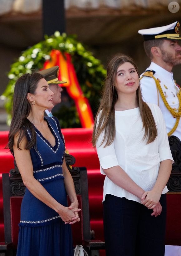 La reine Letizia d'Espagne et l'infante Sofia d'Espagne - Le roi Felipe VI d’Espagne remet à la princesse des Asturies, la princesse Leonor, la Grand-Croix du Mérite Naval avec Distinctif Blanc, à Marín, le 16 juillet 2025 @LALO YASKY / BESTIMAGE