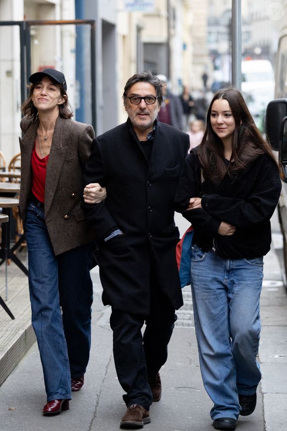 Charlotte Gainsbourg , Yvan Attal et leur fille Jo Attal - Inauguration de la passerelle Jane Birkin devant les 41-43 quai de Valmy à Paris le 13 décembre 2025.

© Cyril Moreau / Bestimage