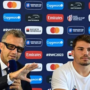 Fabien Galthié a perdu Antoine Dupont sur blessure lors du dernier match de l'équipe de France de rugby.

Fabien Galthié (entraineur France) - Antoine Dupont (9 - France) - Conférence de presse de l'équipe de France de Rugby à Paris.
© Federico Pestellini / Panoramic / Bestimage