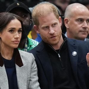 Un changement de vie qui s’est notamment accompagné d’un changement d’école pour les deux enfants, Archie et Lilibet, aujourd’hui âgés de sept et cinq ans.
Le prince Harry et son épouse Meghan, duc et duchesse de Sussex, assistent à un match de basket-ball en fauteuil roulant opposant les États-Unis au Nigeria lors des Invictus Games 2025, à Vancouver, le dimanche 9 février 2025. Photo de Darryl Dyck/Canadian Press/ABACAPRESS.COM