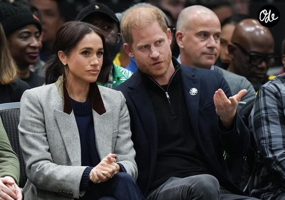 Un changement de vie qui s’est notamment accompagné d’un changement d’école pour les deux enfants, Archie et Lilibet, aujourd’hui âgés de sept et cinq ans.

Le prince Harry et son épouse Meghan, duc et duchesse de Sussex, assistent à un match de basket-ball en fauteuil roulant opposant les États-Unis au Nigeria lors des Invictus Games 2025, à Vancouver, le dimanche 9 février 2025. Photo de Darryl Dyck/Canadian Press/ABACAPRESS.COM