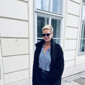 À 54 ans, l’ancienne top model a surpris ses fans avec ce changement radical.

Adriana KAREMBEU, arrivée à l'hôtel Le Méridien pour le bal de l'Opéra 2026 à Vienne, Autriche, le 12 février 2026. Photo : Action Press / Bestimage