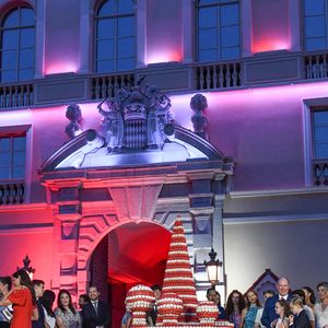 Andrea Casiraghi, Tatiana Santo Domingo, Louis et Marie Ducruet, Melanie de Massy, le prince Albert II de Monaco, la princesse Charlene, leurs enfants, le prince héréditaire Jacques et la princesse Gabriella, la princesse Stéphanie de Monaco et la princesse Caroline de Hanovre - Célébration des 20 ans de règne du prince souverain Albert II de Monaco sur la place du Palais à Monaco, le 19 juillet 2025. © Bruno Bebert/Bestimage