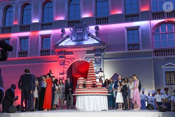 Andrea Casiraghi, Tatiana Santo Domingo, Louis et Marie Ducruet, Melanie de Massy, le prince Albert II de Monaco, la princesse Charlene, leurs enfants, le prince héréditaire Jacques et la princesse Gabriella, la princesse Stéphanie de Monaco et la princesse Caroline de Hanovre - Célébration des 20 ans de règne du prince souverain Albert II de Monaco sur la place du Palais à Monaco, le 19 juillet 2025. © Bruno Bebert/Bestimage