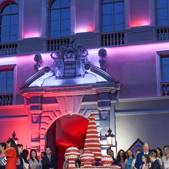 Andrea Casiraghi, Tatiana Santo Domingo, Louis et Marie Ducruet, Melanie de Massy, le prince Albert II de Monaco, la princesse Charlene, leurs enfants, le prince héréditaire Jacques et la princesse Gabriella, la princesse Stéphanie de Monaco et la princesse Caroline de Hanovre - Célébration des 20 ans de règne du prince souverain Albert II de Monaco sur la place du Palais à Monaco, le 19 juillet 2025. © Bruno Bebert/Bestimage