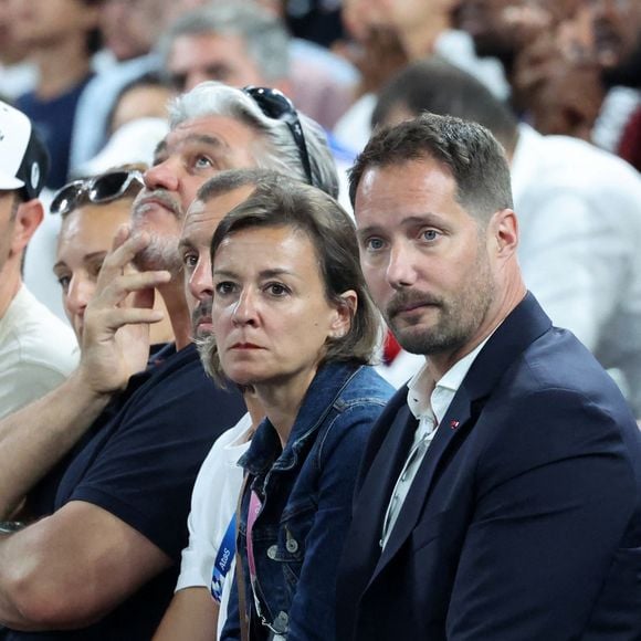 Si, pour tutoyer les étoiles, Thomas Pesquet a travaillé dur, sa compagne, elle aussi, a un sacré CV : Anne Mottet est thésarde à l'INRA, ingénieure polytechnique et travaille au Fonds international pour le développement de l'agriculture, aux Nations Unies, à Rome.

Thomas Pesquet et sa compagne Anne Mottet - Les célébrités en tribunes pendant l'épreuve de basketball de demi-finale opposant la France à l'Allemagne lors des Jeux Olympiques de Paris 2024 (JO) à l'Arena Bercy, à Paris, France, le 8 août 2024. © Jacovides-Perusseau/Bestimage