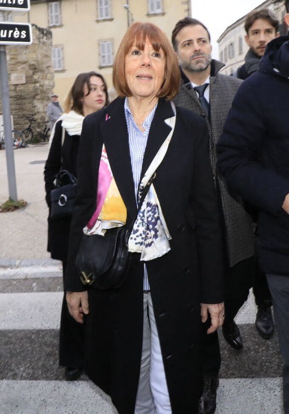 Elle a expliqué avoir écrit cette chanson au moment du procès des viols de Mazan. 

Gisèle Pélicot et son avocat Antoine Camus - Dernier jour du procès des viols de Mazan: Dominique Pélicot arrive au palais de justice d'Avignon lors du procès de son ex-mari D.Pelicot, accusé de l'avoir droguée pendant près de dix ans et d'avoir invité des inconnus à la violer à leur domicile de Mazan, une petite ville du sud de la France, à Avignon le 19 décembre 2024.  © Franz Chavaroche / Bestimage