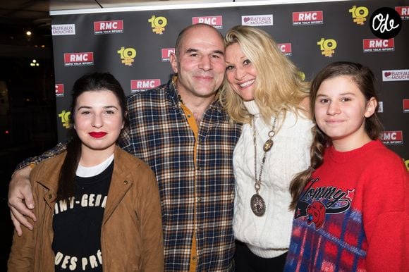 Vincent Moscato avec sa femme Krystel et ses filles Alba et Paola à la soirée des 10 ans du "Super Moscato Show" sur la péniche Jean Bruel à Paris, le 16 novembre 2017.
© Cyril Moreau/Bestimage