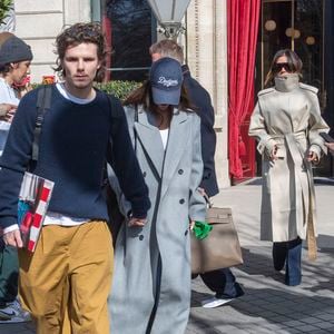 Les Beckham quittent leur hôtel La Réserve, à Paris, le 8 mars 2025.  GOFF INF / BESTIMAGE