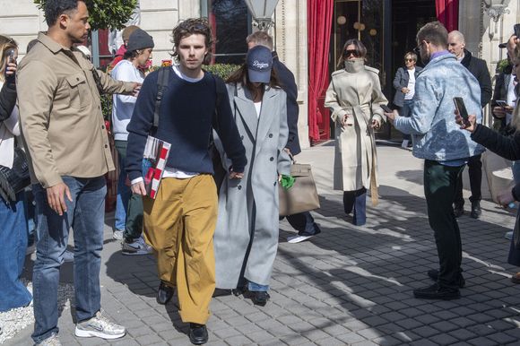 Les Beckham quittent leur hôtel La Réserve, à Paris, le 8 mars 2025.  GOFF INF / BESTIMAGE
