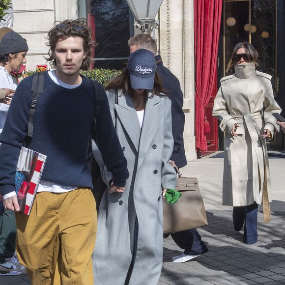 Les Beckham quittent leur hôtel La Réserve, à Paris, le 8 mars 2025.  GOFF INF / BESTIMAGE