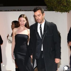 En effet, les deux tourtereaux ont été pris en photo au Mexique, sur une plage, en tenue de marié.

Beverly Hills, CA - L'acteur et cinéaste américain Justin Theroux est vu à la sortie d'une soirée pré-Oscars à Beverly Hills avec sa petite amie Nicole Brydon Bloom. Le couple sort après une nuit de célébration avant le plus grand événement d'Hollywood. ©Backgrid USA / Bestimage