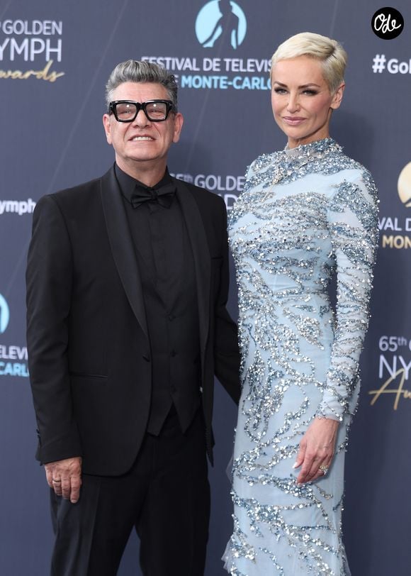 Très affectueux l'un envers l'autre sur le tapis rouge, ils ont notamment brillé lors de la cérémonie de clôture où l'ancien mannequin portait une robe à sequins bleu glacier et le chanteur un élégant smoking noir.

Marc Lavoine et sa compagne Adriana Karembeu lors de la cérémonie de clôture du 65e Festival de télévision de Monte-Carlo, le 16 juin 2026.

© Denis Guignebourg / Bestimage