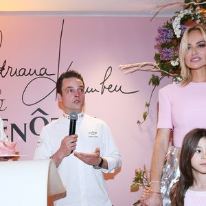 Le chef Guy Krenzer, Adriana Karembeu et sa fille Nina, le chef Etienne Leroy - A l'occasion de la fête des Mères, Adriana Karembeu et Lenôtre s'associent pour créer l'entremets "Nina" au Pré Catelan à Paris le 29 avril 2025.
© Rachid Bellak/Bestimage
