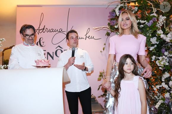 Le chef Guy Krenzer, Adriana Karembeu et sa fille Nina, le chef Etienne Leroy - A l'occasion de la fête des Mères, Adriana Karembeu et Lenôtre s'associent pour créer l'entremets "Nina" au Pré Catelan à Paris le 29 avril 2025.
© Rachid Bellak/Bestimage