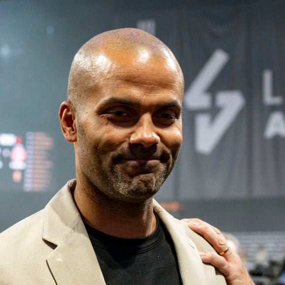 Le passage marquant d'un huissier au domicile familial lorsqu'il avait 9 ans a forgé sa détermination à s'en sortir.

Tony Parker assiste au match LDLC ASVEL vs Roca Team Monaco à LDLC Arena de Décines, le 19 novembre 2025. 

© Sandrine Thesillat / PsNewZ / Bestimage