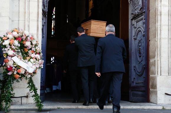 Illustration cercueil - Arrivées aux obsèques de Jean Tiberi, maire de Paris de 1995 à 2001 en l'église Saint-Etienne-du-Mont à Paris le 3 juin 2025. © Christophe Clovis / Bestimage