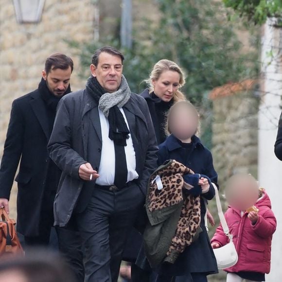 Comme d'autres proches du clan Le Pen
Samuel Marechal, Marion Marechal et ses filles Olympe et Clotilde et son mari Vincenzo Sofo - Départ de la maison familiale des Le Pen pour se rendre en l'église Saint-Joseph où ont lieu les obsèques de Jean-Marie Le Pen à la Trinité-sur-Mer le 11 janvier 2025.
© Guillaume Collet / Dominique Jacovides / Bestimage