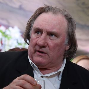 L'acteur français Gérard Depardieu déguste des vins dans le restaurant "Lastochka" à Moscou en Russie le 1er avril 2016.