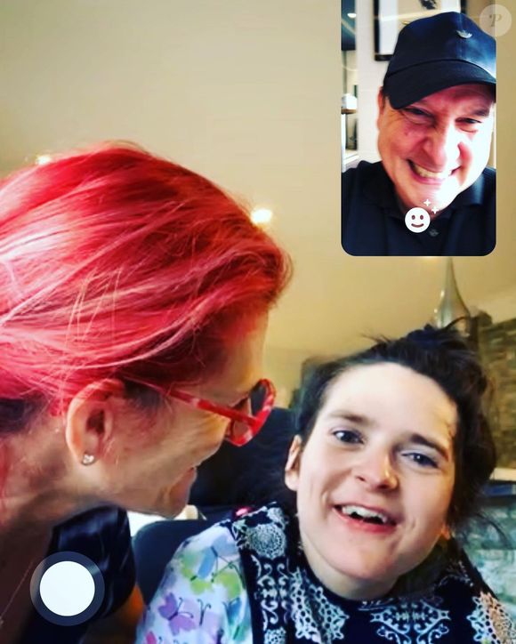 Afin de répondre aux besoins de leur fille de 26 ans Francesca

Jean-Marc Généreux en facetime avec sa fille Francesca et son épouse France
Instagram