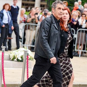 Julien Clerc et sa compagne Hélène Grémillon - Sortie des obsèques de l'auteure-compositrice-interprète et actrice française Françoise Hardy au crématorium du cimetière du Père-Lachaise à Paris, France, le 20 juin 2024. © Jacovides-Moreau/Bestimage
