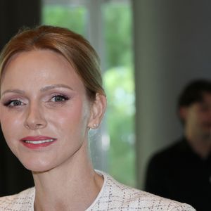 La princesse possède plusieurs chihuahuas, ainsi que Khan, un Rhodesian Ridgeback, preuve d’un amour assumé pour ses animaux.

La princesse Charlène de Monaco assiste au 75ème anniversaire de l'Amicale des aines monégasques à l'hôtel Méridien de Monte-Carlo, Monaco, le 6 décembre 2025. © Jean-Charles Vinaj/Pool/Bestimage