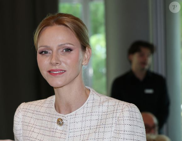 La princesse possède plusieurs chihuahuas, ainsi que Khan, un Rhodesian Ridgeback, preuve d’un amour assumé pour ses animaux.

La princesse Charlène de Monaco assiste au 75ème anniversaire de l'Amicale des aines monégasques à l'hôtel Méridien de Monte-Carlo, Monaco, le 6 décembre 2025. © Jean-Charles Vinaj/Pool/Bestimage