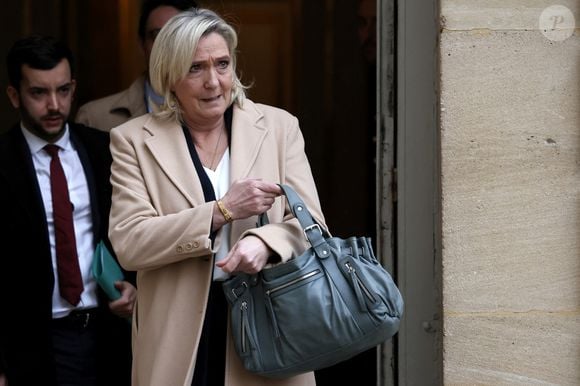 Marine Le Pen (présidente du groupe RN à l'Assemblée nationale) arrive à l'hôtel Matignon pour une réunion avec le Premier ministre M. Barnier et les responsables politiques des oppositions. Paris, le 25 novembre 2024.
© Stéphane Lemouton/Bestimage