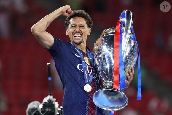 Marcos Aoas Correa Marquinhos du PSG célèbre avec le trophée la victoire de la finale de la Ligue des Champions 2025/2026 opposant le Paris Saint Germain à Arsenal FC au stade Puskas Arena à Budapest (Hongrie), le 30 mai 2026. Inside/Psnewz/Bestimage