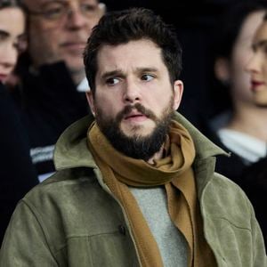 Kit Harington - Célébrités assistent au 1/8e de finale aller de la Ligue des champions 2024-25 entre le PSG contre Liverpool (0-1) au Parc des Princes à Paris le 5 mars 2025. © Cyril Moreau/Bestimage